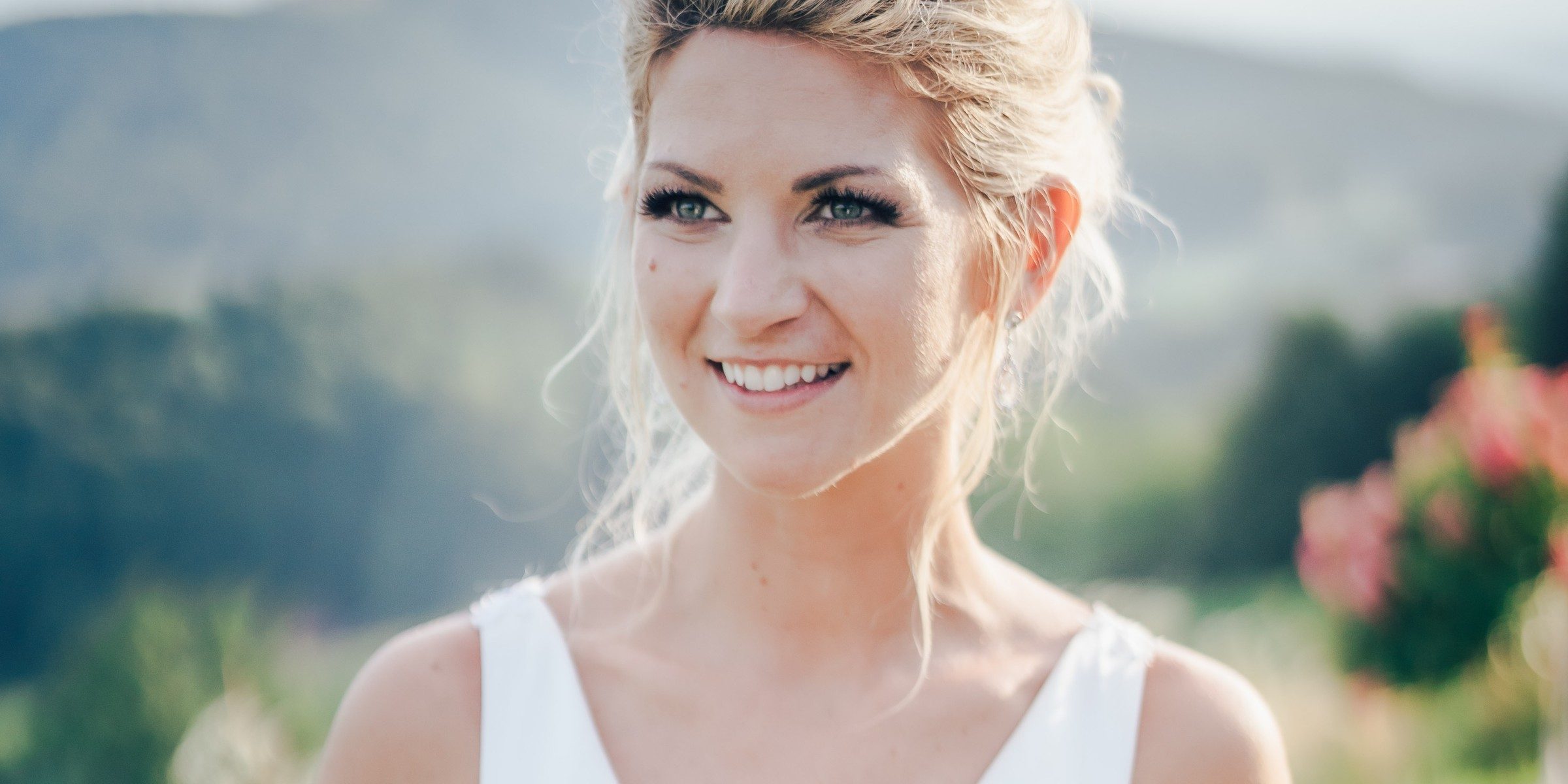 Braut mit Hochsteckfrisur und natürlichem Braut-Make-up von Victoria Flisar in der Steiermark