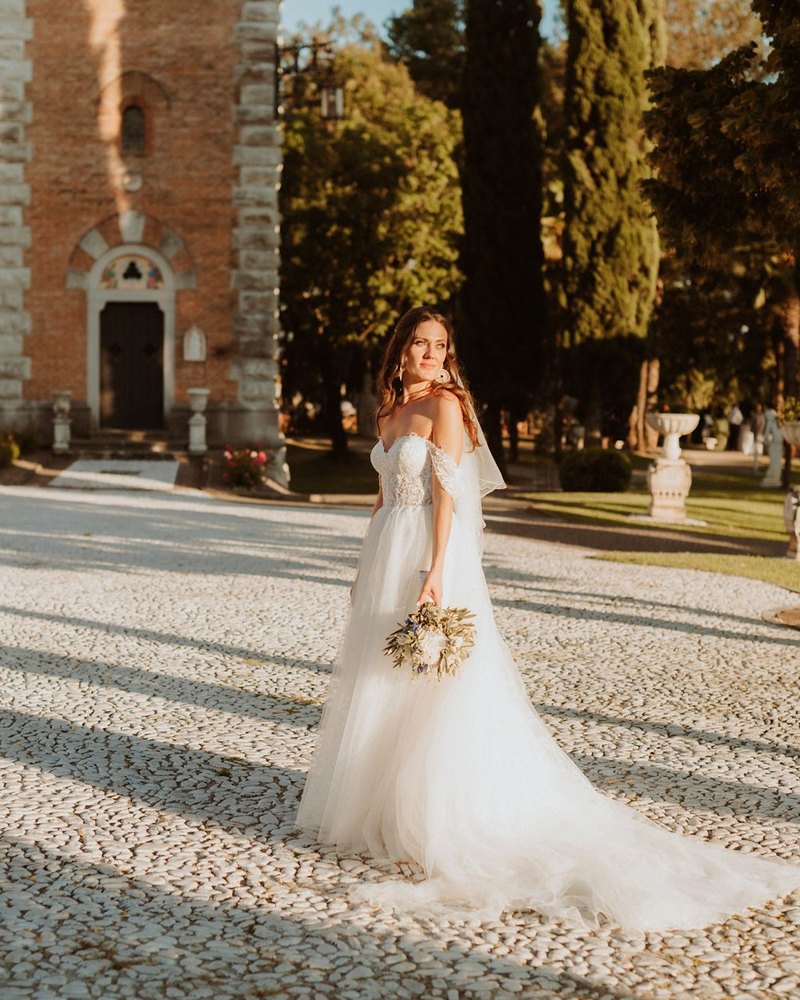 Braut im Kleid mit Brautstrauß