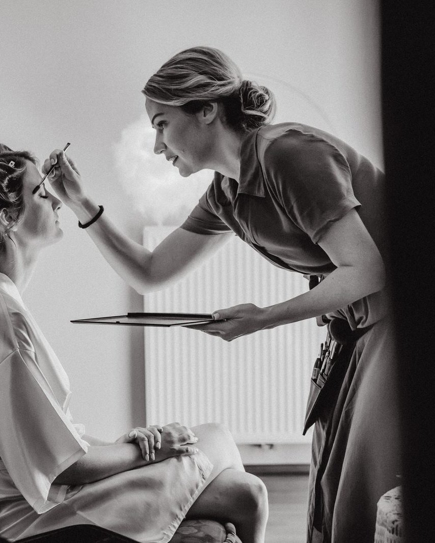 Victoria Flisar beim Make-up vor einem Dreh