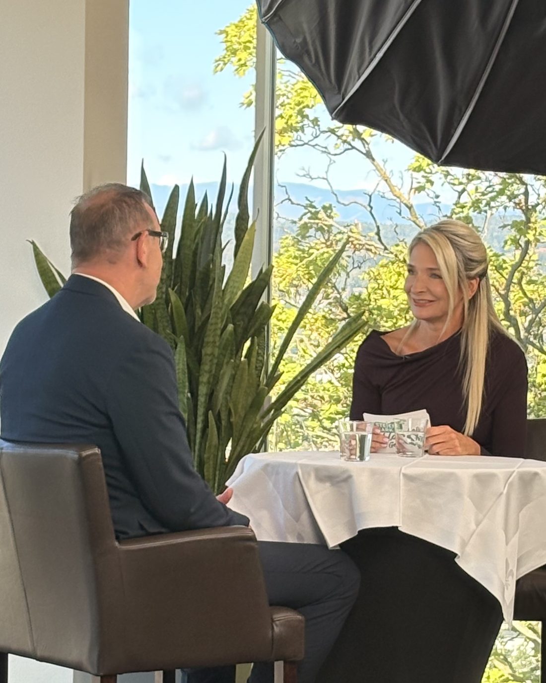 Moderatorin im Interview vor der Kamera, Make-up von Victoria Flisar