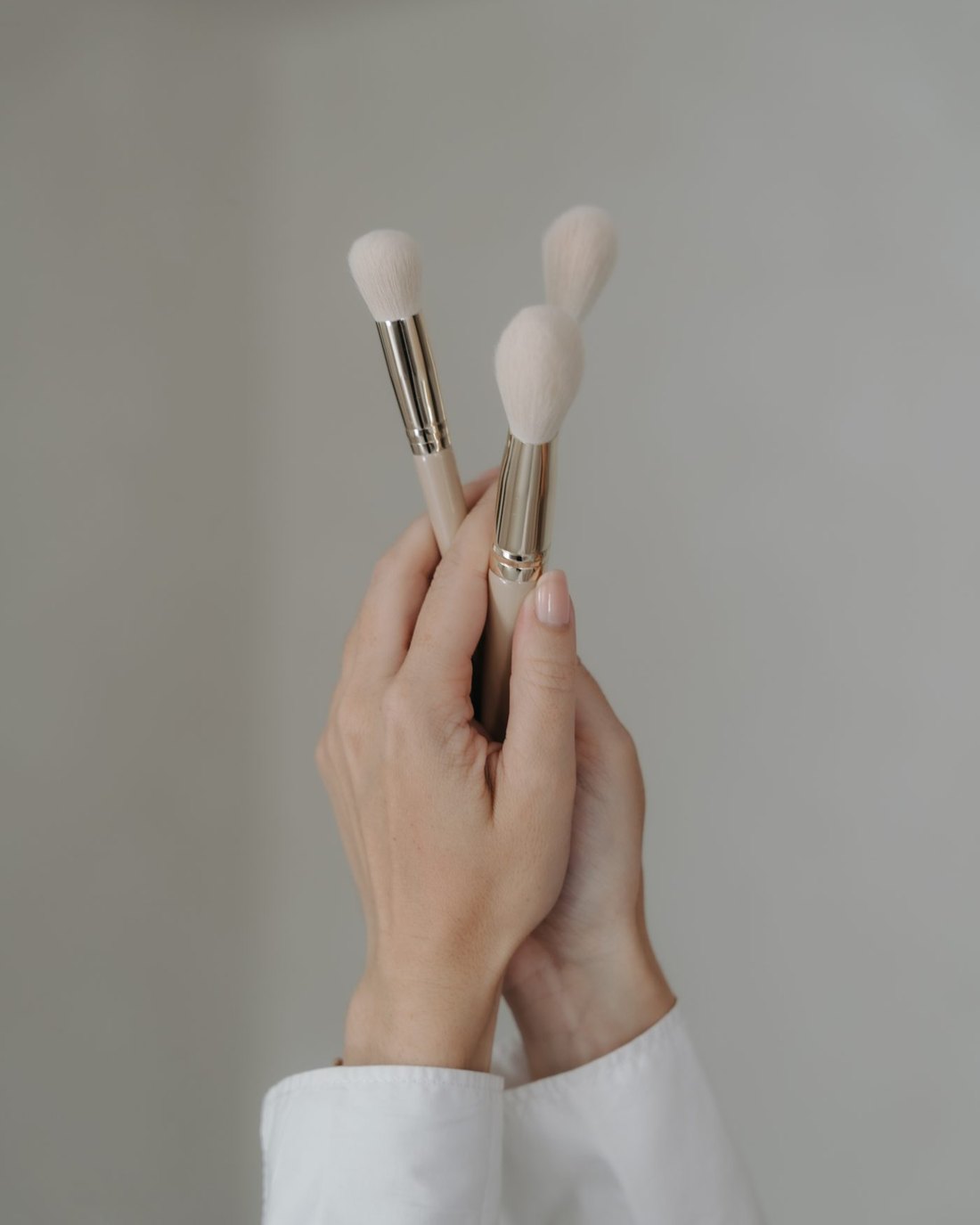 Make-up-Pinsel in Victorias Händen